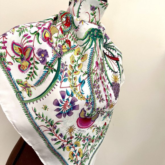 Display # 2 Gucci Scarf Classic Floral Print Silk Wrap - Picture 1 of 15